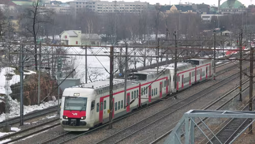 Helsinki Regionalzug bei der Ausfahrt