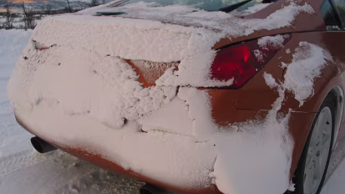 Harstad Der Schnee in den Radkästen scheuert an den Reifen
