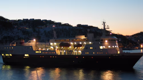 1. Tag Hurtigrute Die M/S Versterålen nähert sich dem Hafen