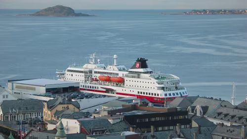 Bergen – Trondheim M/S Polarlys im Hafen von Ålesund