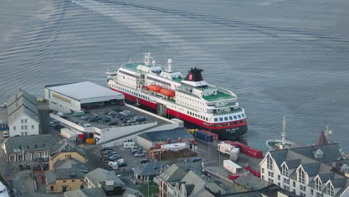 Bergen – Trondheim M/S Polarlys im Hafen von Ålesund
