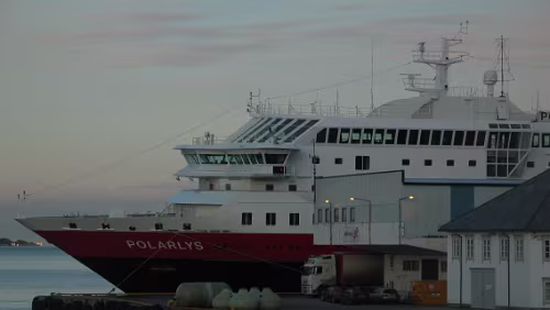 Bergen – Trondheim M/S Polarlys im Hafen von Ålesund