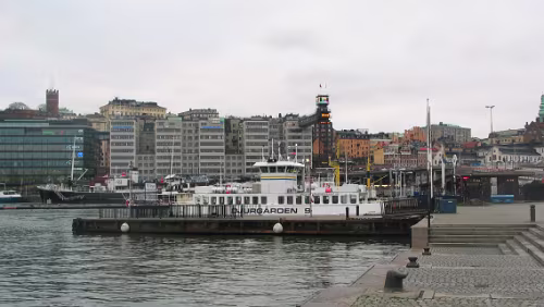 Stockholm Die Fähre nach Djurgården legt gerade an