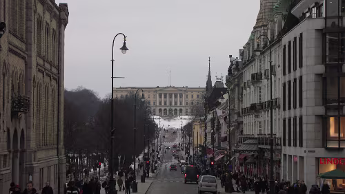 Geilo – Oslo Auf der Karl Johans gate, mit Blick auf das Königliche Schloss