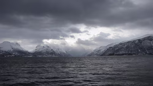 Ålesund – Bergen Warten auf die Fähre Solavågen - Festøya
