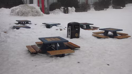 Bergen Das nächste Picknick an diesen Tischen wird noch etwas auf sich warten lassen