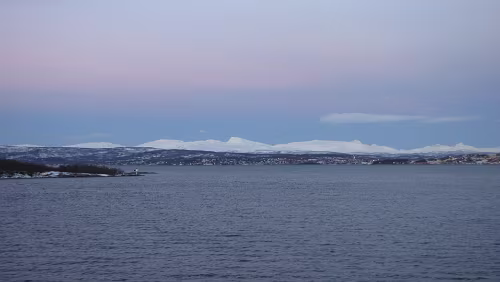 Hurtigrute Stokmarknes – Skervøy Baby-blau und baby-rosa farbener Himmel