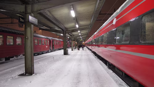 Trondheim S – Bergen Links Zug 476 aus Bodø im Bahnhof von Trondheim, der Schlafwagen, der mit den Ölsardinen-Abteilen. Rechts Zug 42 abfahrbereit in Trondheim