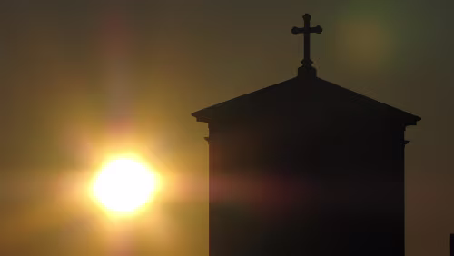 Stockholm C – København H Die Spitze von Vor Frue Kirke im Gegenlicht