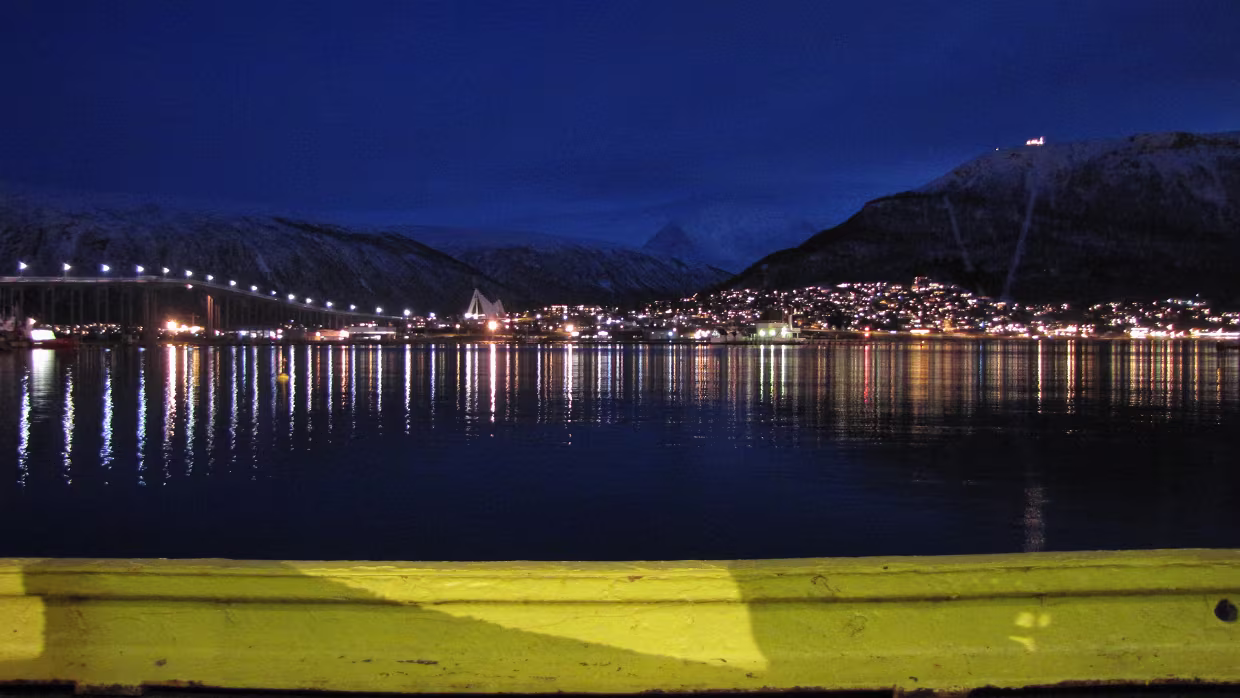 06.12.2010 Hurtigrute Stokmarknes – Skervøy Karte – Reiseroute Mo Stokmarknes – Sortland – Risøyhamn – Harstad – Finnsnes – Tromsø – Skjervøy Unterkunft Unterkunft...