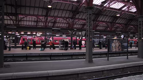 København H – Oslo S Warten in København H auf den Zug nach Göteborg