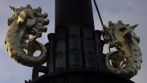 København H – Oslo S Figuren an einer Säule am Gustav Adolfs Torg