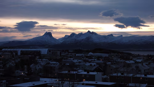 Trondheim – Bodø – Svolvær Berge hinter dem Saltfjorden