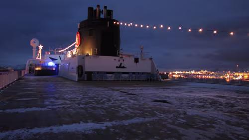 Berlevåg – Tromsø Das „Sonnendeck“. Im Vordergund die große Fläche kann als Hubschrauberlandeplatz dienen
