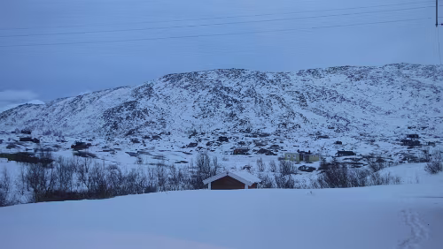 Narvik – Boden C Ein paar, im Winter scheinbar, unbewohnte Hütten