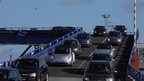 Odder – Sandnes Viele dänische, norwegische, deutsche und niederländische Autos verlassen das Schiff