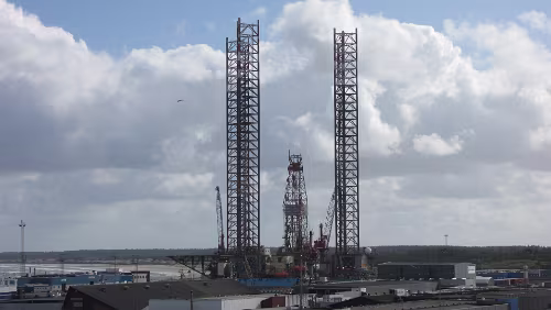 Odder – Sandnes Die Pfeiler einer Plattform ragen in den Himmel