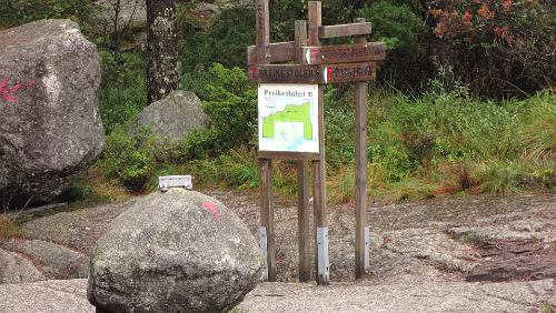 Preikestolen Erster Wegweiser nach einem kleinen und eher harmlosen Anstieg