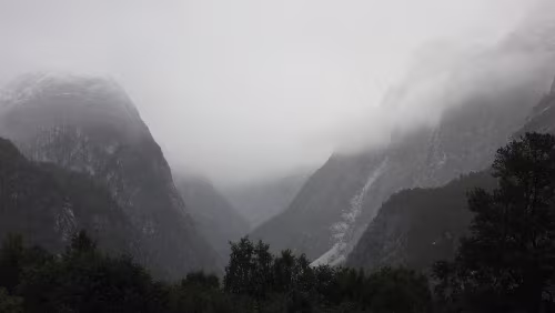Fotlandsvåg – Flåm – Flåmsbana Blick in das Nærøydalen von Stalheim aus. Leider schüttet es wie aus Eimern