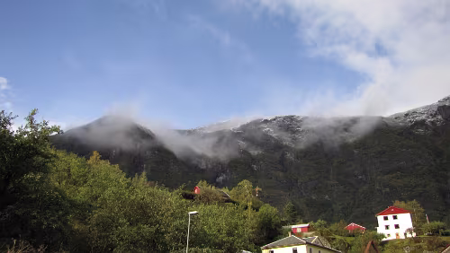 Fotlandsvåg – Flåm – Flåmsbana Die Regenwolken verziehen sich, ab einer bestimmten Höhe hat es bereits geschneit