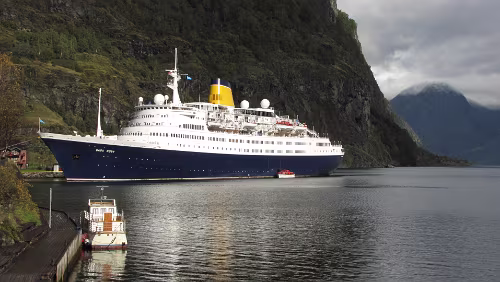 Fotlandsvåg – Flåm – Flåmsbana Blick vom Flåm Marina & Apartments auf die im Hafen liegende Saga Ruby