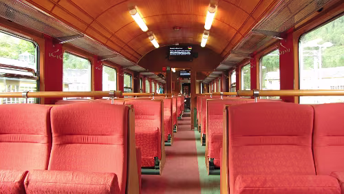 Fotlandsvåg – Flåm – Flåmsbana Das ist nicht etwa die erste Klasse, so sehen alle Wagen von innen aus