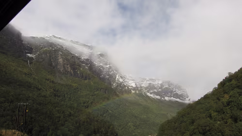 Fotlandsvåg – Flåm – Flåmsbana … und da kommt die Sonne plötzlich durch, mit schönem Regenbogen