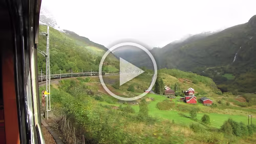 Fotlandsvåg – Flåm – Flåmsbana Der Zug fährt in Berekvam ab