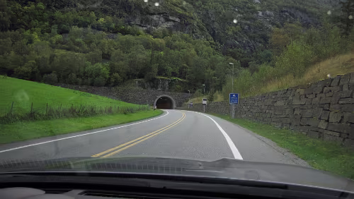 Flåm – Briksdalsbre – Briksdalsbreen Der Lærdalstunnel ist mit 24,51 km der längste Straßentunnel der Erde