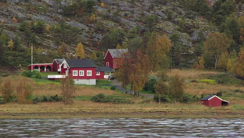 Bognes – Tromsø – Hurtigrute MS Nordkapp Häuser am Hafen von Bognes