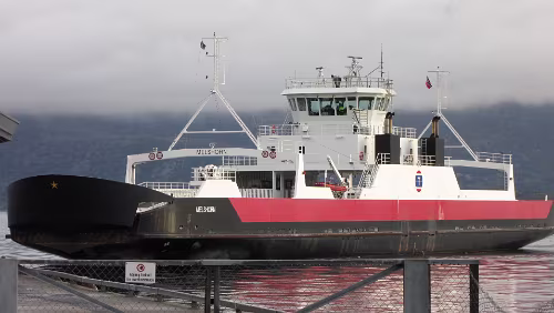 Bognes – Tromsø – Hurtigrute MS Nordkapp Die Melshorn trifft in Hafen von Bognes ein