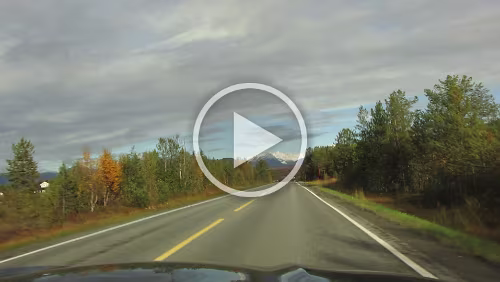 Bognes – Tromsø – Hurtigrute MS Nordkapp Vor Nordkjosbotn, Schnee bedeckte Berge und verfärbte Bäume