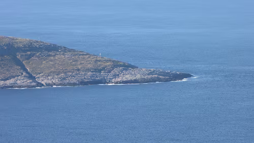 Honningsvåg – Skarsvåg – Nordkapp … Er ist allerdings weniger spektakulär als das Nordkap, weil er im Gegensatz zu diesem nur flach zum Meer hinausragt.