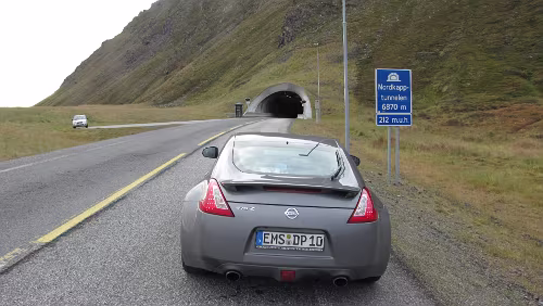 Skarsvåg – Vadsø Der Nordkapptunnelen ist 6.870 m lang und führt auf 212 m unter dem Meeresspiegel bei bis zu 10% Gefälle/Steigung