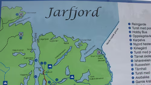 Vadsø – Kirkenes – Grense Jakobselv – Rovaniemi Hinweistafel zum Gebiet an der russichen Grenze bei Grense Jakobselv (deutsch: Grenze Jakobsfluss)