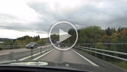 Rovaniemi – Uppsala Die Högakustenbrücke (schwedisch Högakustenbron) ist eine Hängebrücke über den Fluss Ångermanälven in der schwedischen Gemeinde Kramfors. Die 1997 eröffnete...