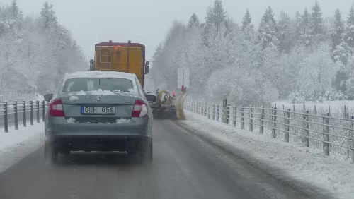 Malmö – Kristinehamn Interessante Technik, der rechte Schieber am Räumfahrzeug kann bei Bedarf, zur Räumung der Nothaltebuchten ausfahren.