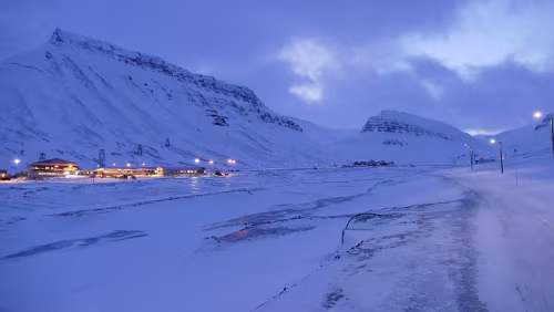 Longyearbyen Die Schwimmhalle links und die Schulgebäude, im Hintergrund Nybyen und rechts das Huset