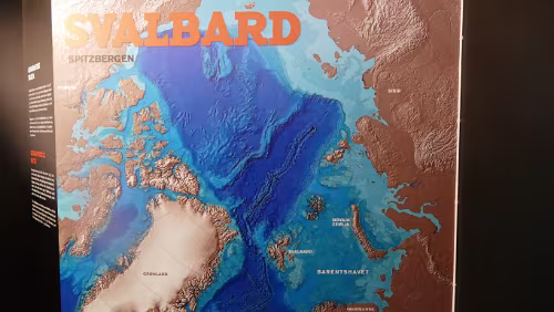 Longyearbyen Svalbard mal nicht aus der Sicht von Europa aus, sondern vom Nordpol aus gesehen. Interessante Ansicht.