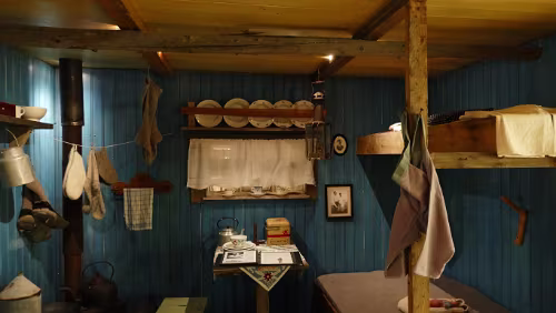 Longyearbyen Das war dann schon eine Delux-Unterkunft. In der Anfangszeit des Kohleabbaus lebten die Mineure teilweise mit 40 Leuten in einem Saal.