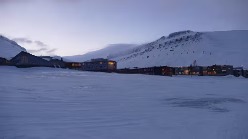 Longyearbyen Links das Radisson Blue Hotel. Im Gebäude ganz links fanden die Konzerte an den ersten beiden Abenden statt