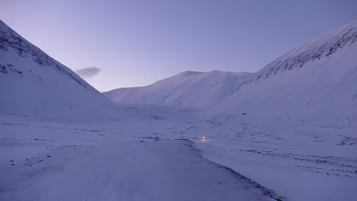 Longyearbyen – Tromsø Ein Scooter kommt vom Longyearbreen