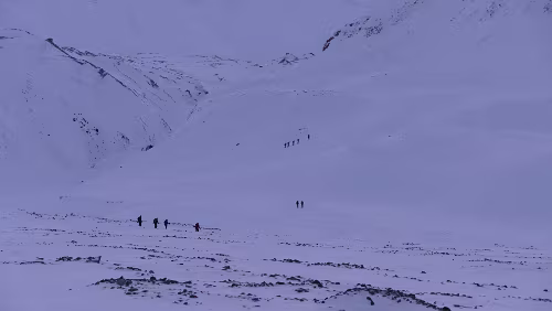 Longyearbyen – Tromsø Ein paar Tourenskifahrer brechen in Richtung Larsbreen auf