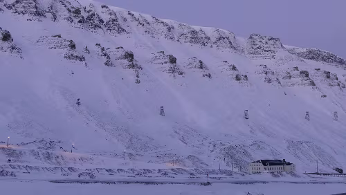 Longyearbyen – Tromsø Am Berg die alte Seilbahn der ersten Grube, das weiße große Haus ist das Huset