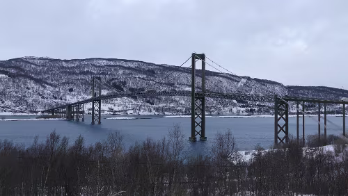 Tromsø – Svolvær Die Tjeldsundbrua verbindet Hinnøya mit dem Festland. Die E10, die hier auch Kong Olav Vs veg genannt wird, führt über die Brücke.