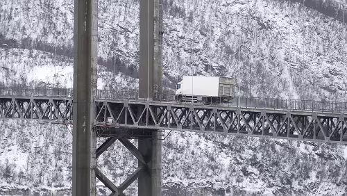Tromsø – Svolvær Die Tjeldsundbrua verbindet Hinnøya mit dem Festland. Die E10, die hier auch Kong Olav Vs veg genannt wird, führt über die Brücke.