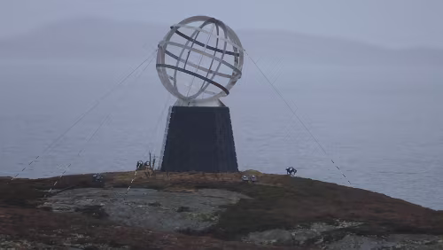 Svolvær – Trondheim Auf der Insel Hestmannøy steht das Polarkreisdenkmal, 66°33'
