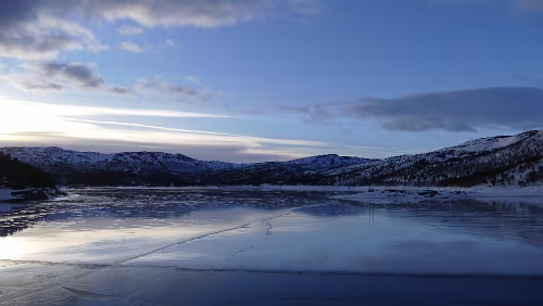 Trondheim – Kristiansund Wie man sieht ist es recht warm, es schwimmt Wasser auf dem zugefrorenen See