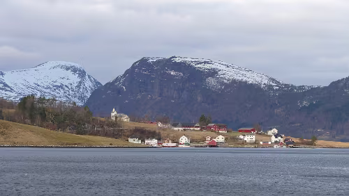 Trondheim – Kristiansund Ein typisches Ensemble eines kleinen Weilers, mit einer erstaunlich großen Kirche