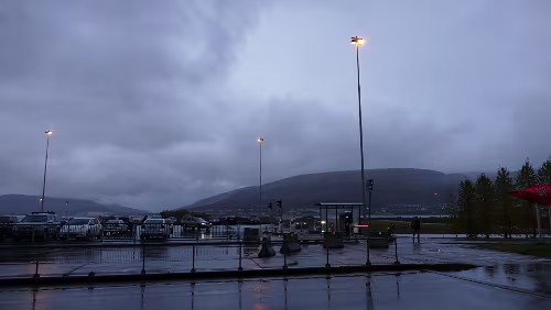 Anreise Vor der Ankunftshalle von Tromsø lufthavn, Langnes
